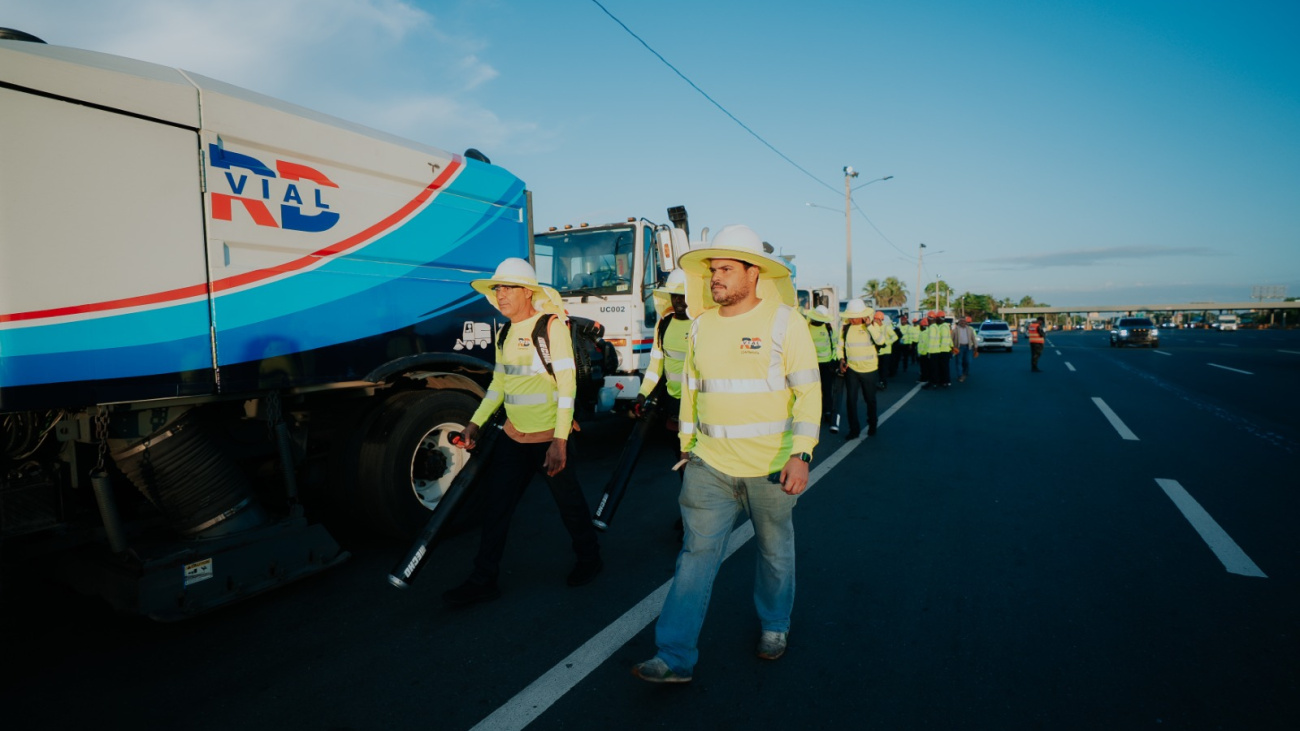 RD Vial inicia el programa “Carreteras Limpias”en autopistas del país