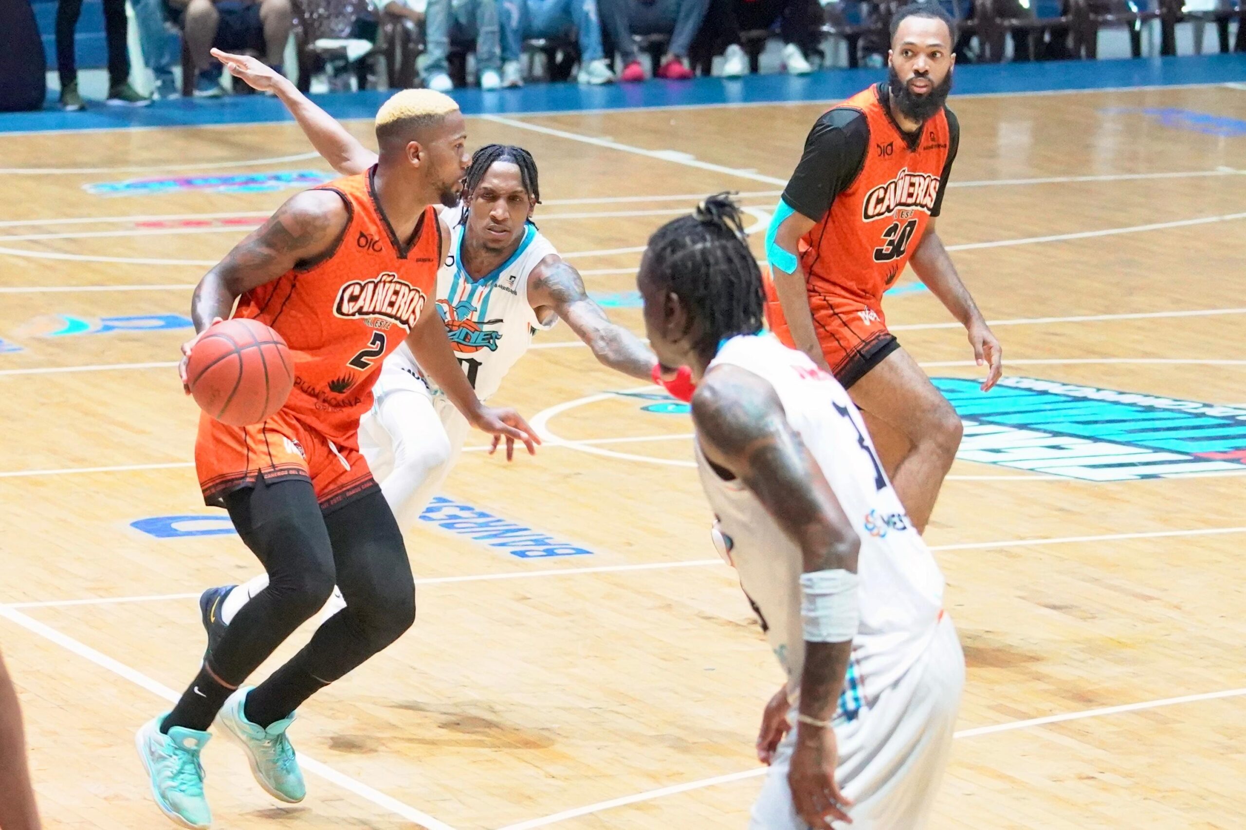Los Titanes ganan segundo en línea al vencer a Cañeros