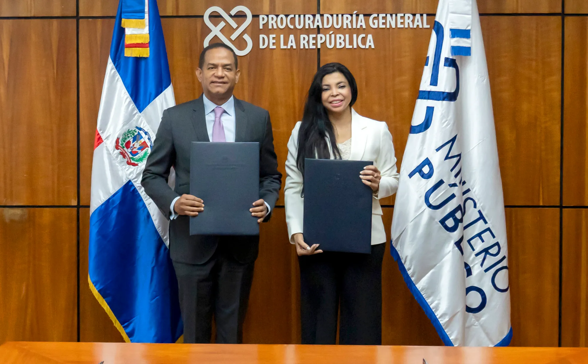 El convenio, rubricado por la procuradora Yeni Berenice Reynoso y el superintendente Julio César Valentín Jiminián, contribuirá a reducir el número de rebeldes judiciales