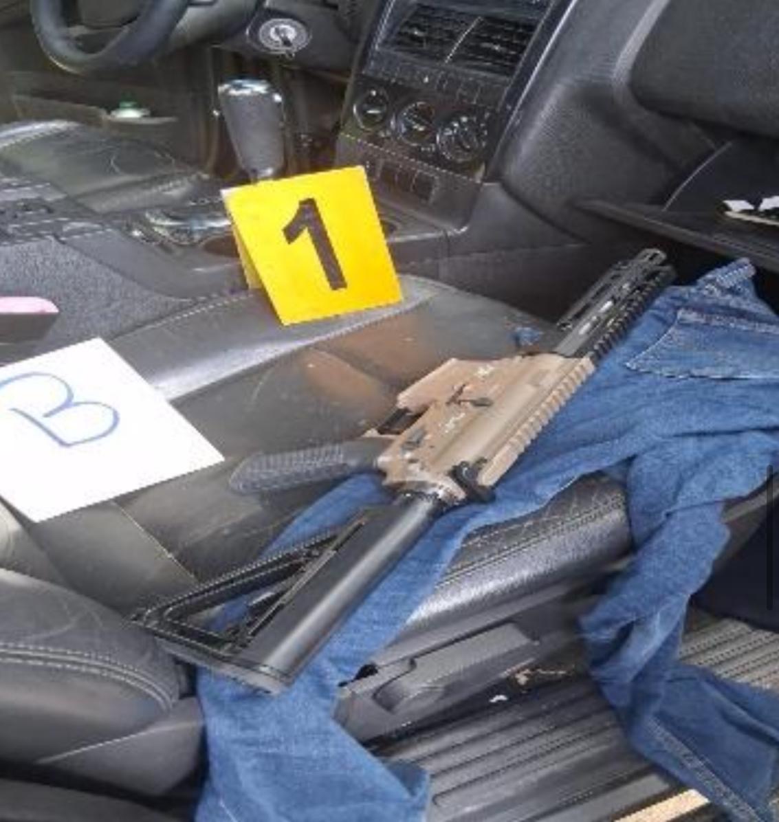 Policía Nacional recupera jeepeta y fusil utilizados en enfrentamiento entre bandas rivales que dejó dos muertos y dos heridos en el sector Los Ríos