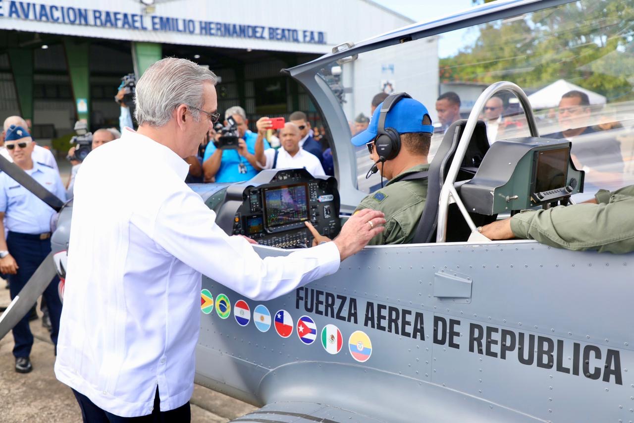 Presidente Abinader sigue reforzando y modernizando la seguridad aérea del país con ensamblaje de los aviones TP-75 Dulus, en la Base Aérea de San Isidro