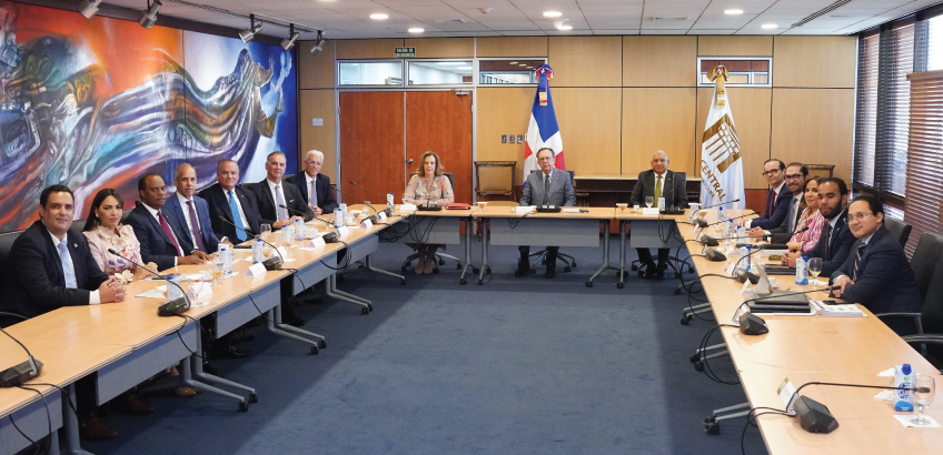Gobernador Valdez Albizu se reúne con la junta directiva de la Asociación de Inversión Extranjera