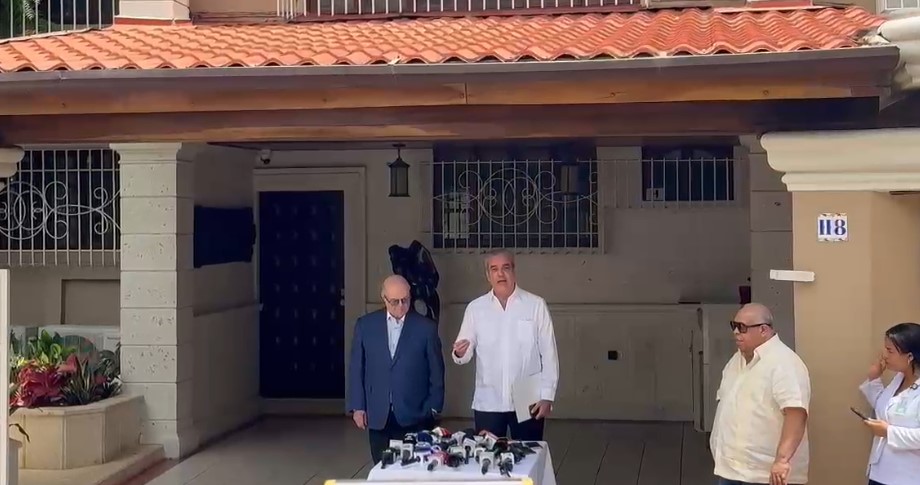 Abinader responde a Amnistía Internacional y defiende política migratoria en reunión con Hipólito Mejía