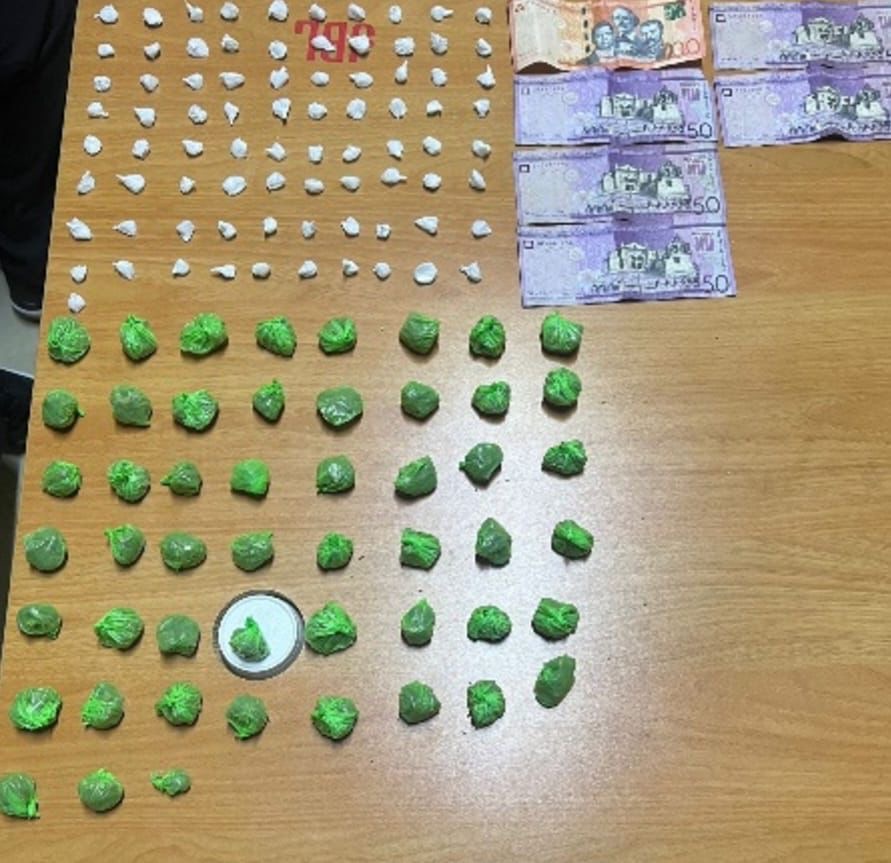 Policía ocupa drogas, arma de fuego y dinero en operativo realizado en punto de distribución en Villa Hermosa