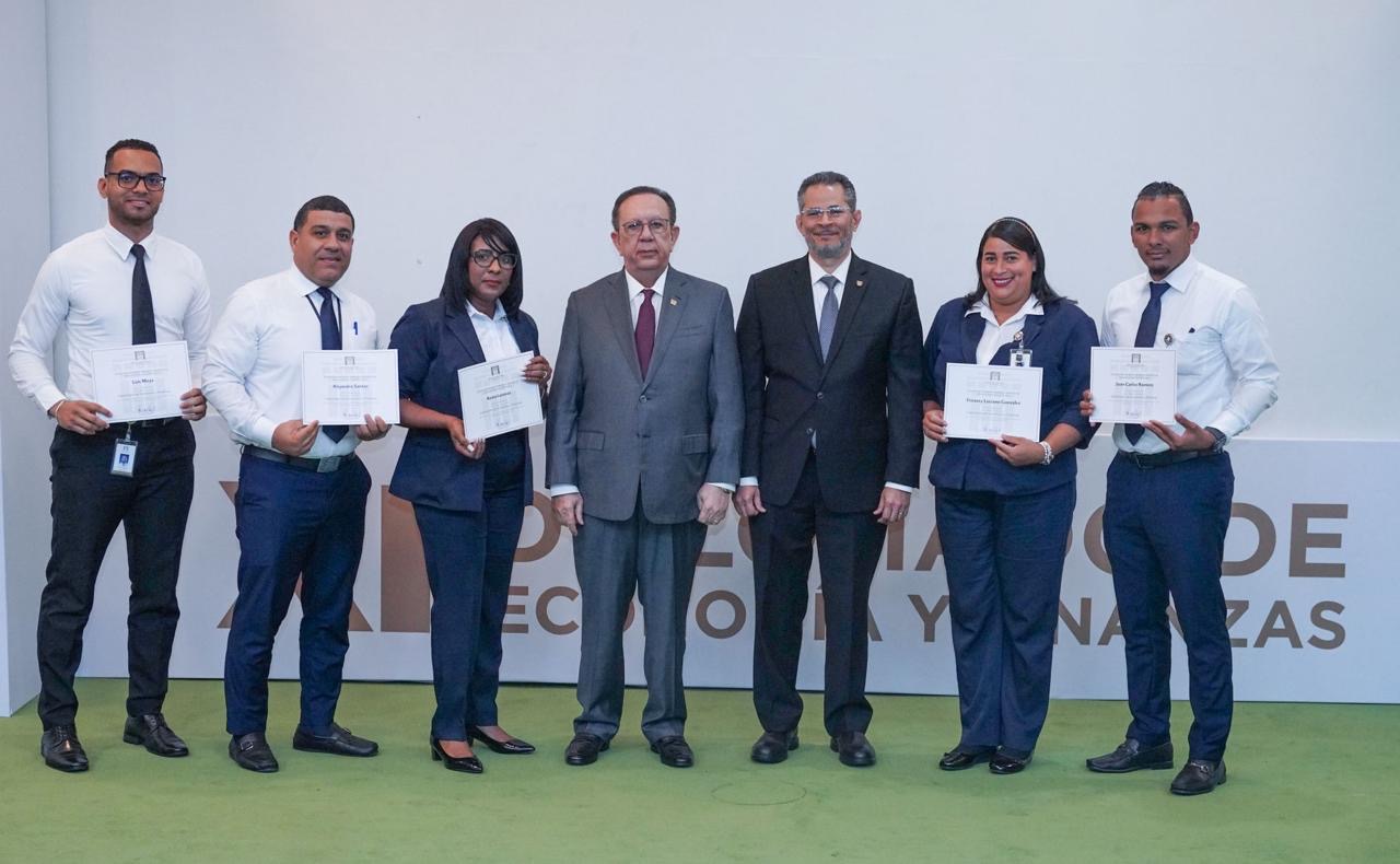 BCRD concluye su XI Diplomado interno de economía y finanzas para personal de la institución