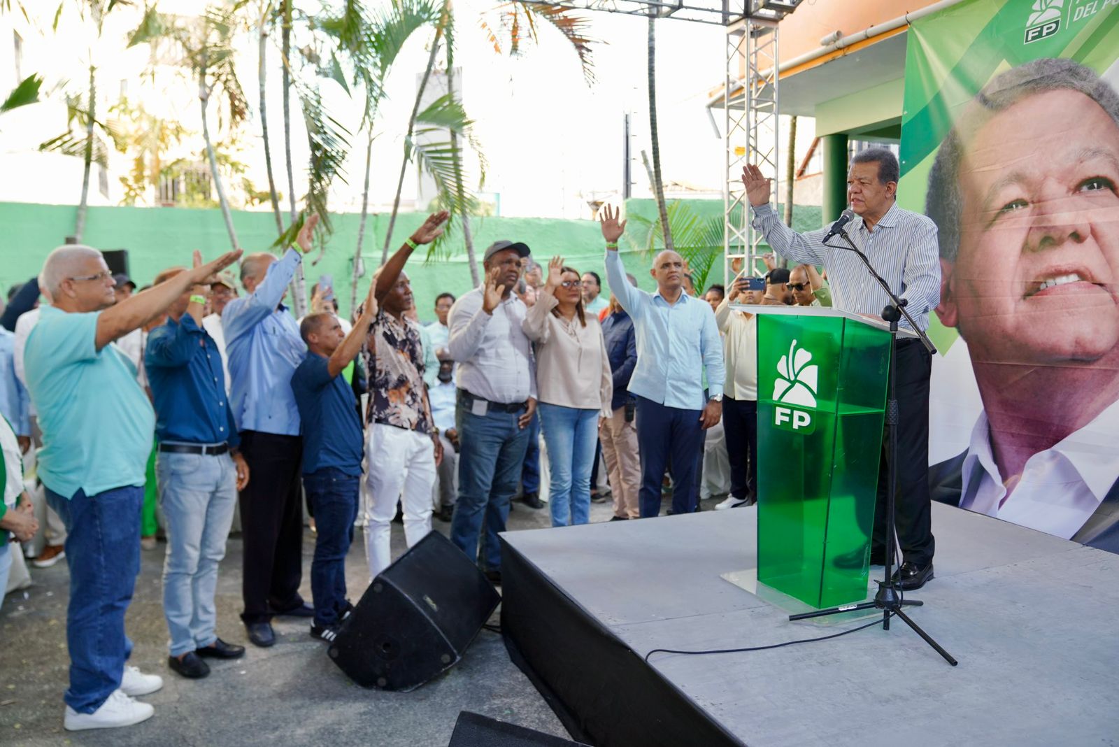 Leonel Fernández suma nuevos dirigentes a la Fuerza del Pueblo en masiva juramentación en San Cristóbal