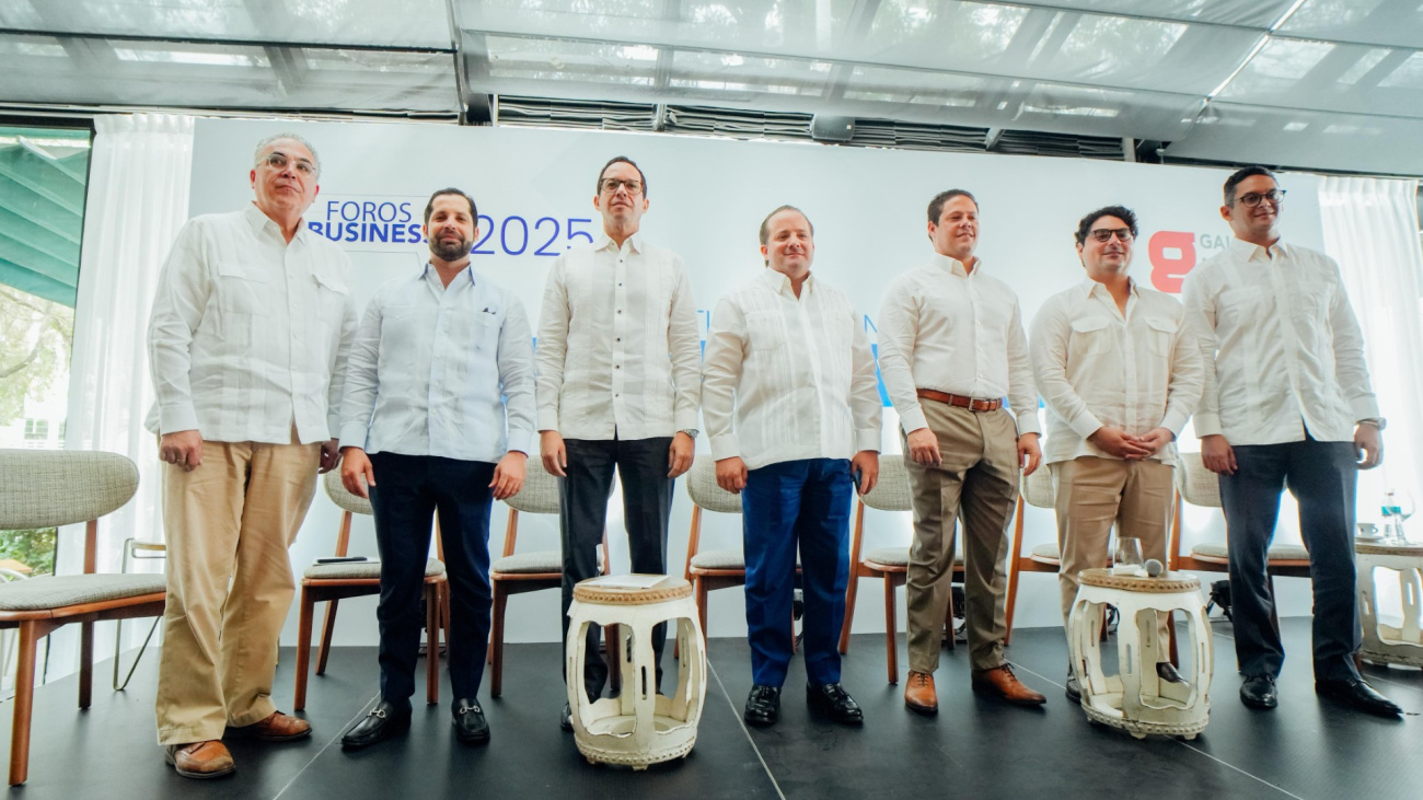 Ministro Bonilla destaca construcción de miles de viviendas y decenas de hospitales en Foro Business 2025