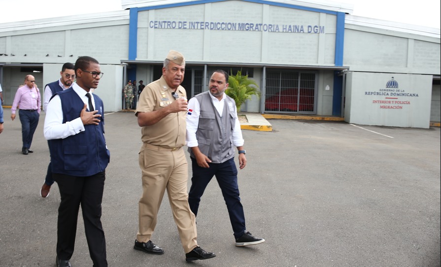 Defensor del Pueblo inspecciona centro de detención migratoria de Haina