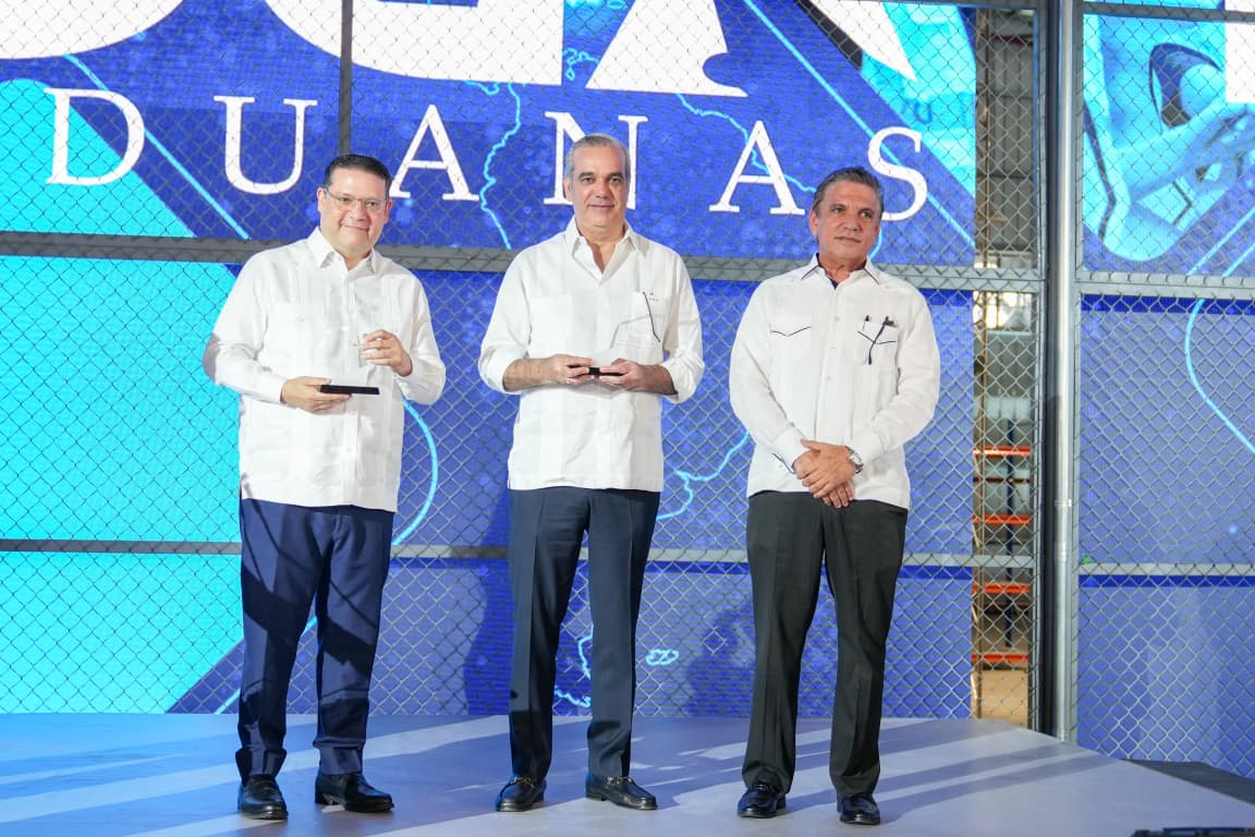 Presidente Abinader y Eduardo Sanz Lovatón inauguran en el AILA nueva terminal courier para manejo de mercancía comprada por internet