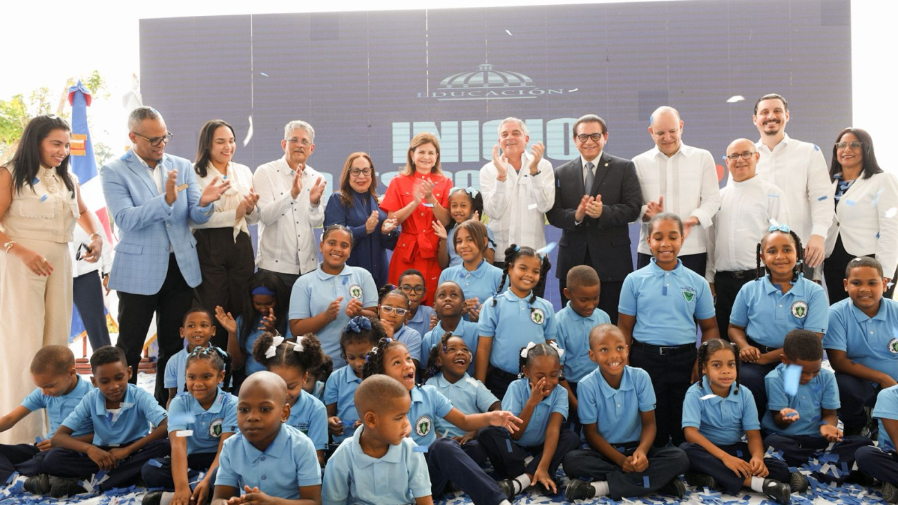 Vicepresidenta Raquel Peña abre el año escolar en Santiago y anuncia nuevas rutas del transporte estudiantil