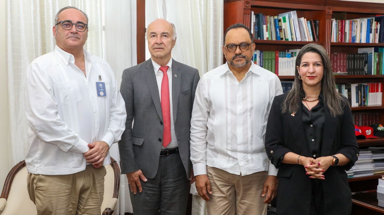 Consultor jurídico recibe al secretario general de COMJIB, Enrique Gil Botero, quien valora el nuevo Ministerio de Justicia dominicano