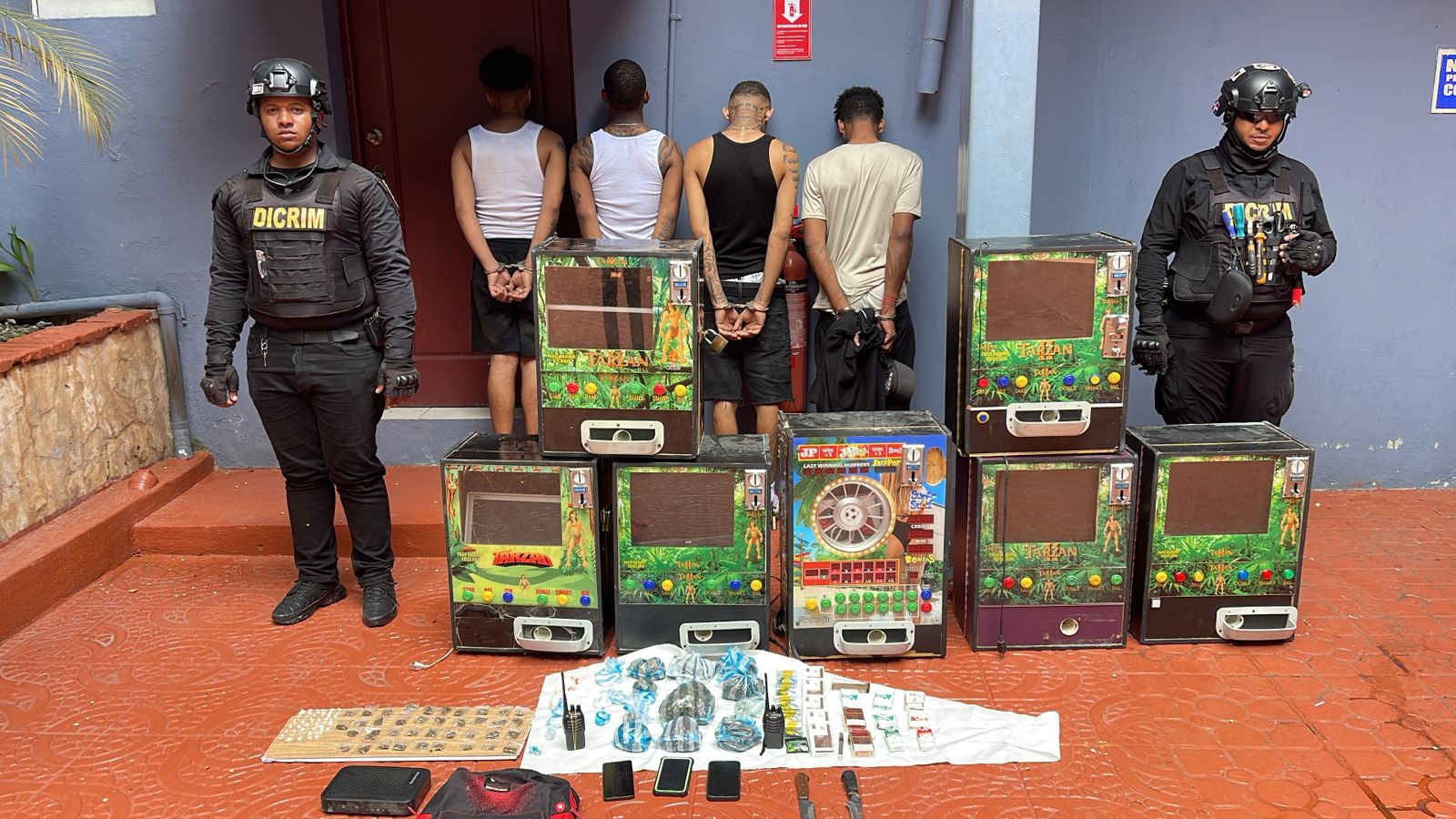 Policía Nacional incauta drogas, armas blancas y equipos ilegales durante operativo en sectores del barrio Los Ríos, DN