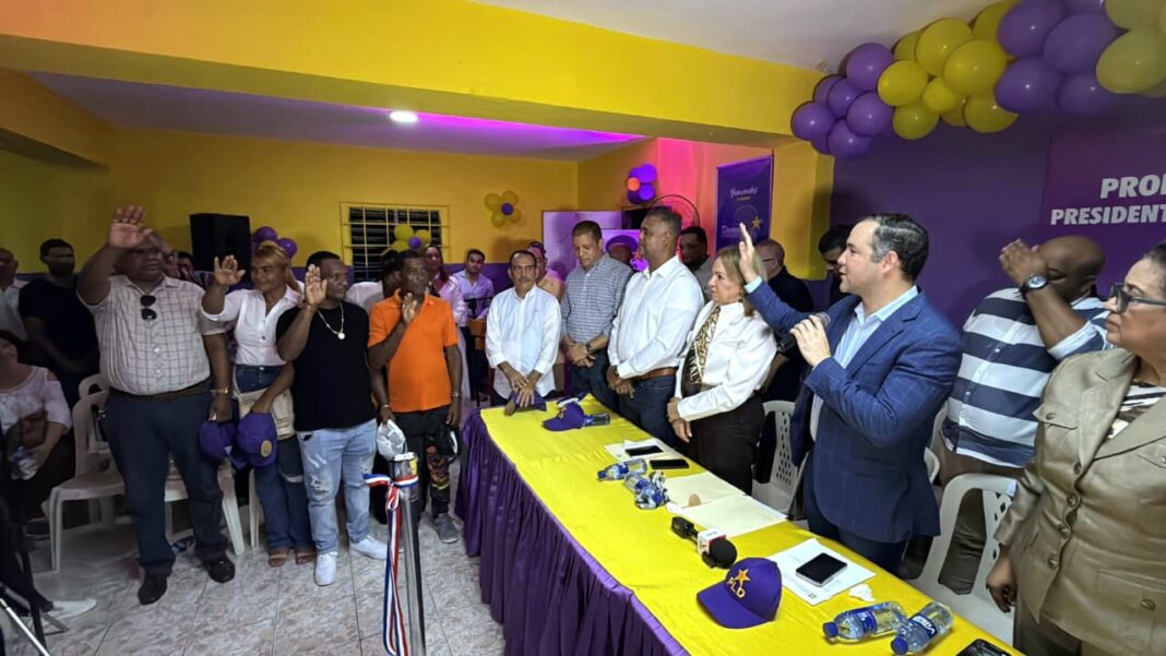 Johnny Pujols toma el juramento a nuevos miembros del PLD en SDO