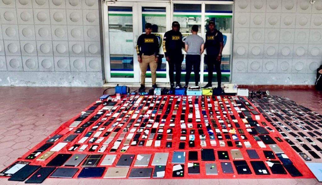 Policía Nacional y Ministerio Público confiscan más de 240 celulares y otros equipos electrónicos durante allanamiento en Santiago