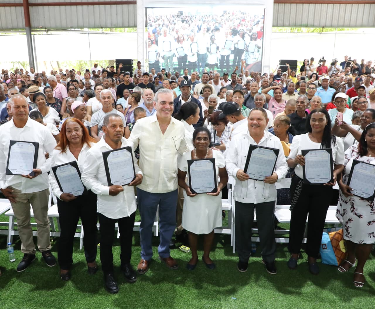 Presidente Abinader entrega 1,910 títulos de propiedad de un total de 3,314, que beneficiarán a más de 10,000 personas en Los Guaricanos