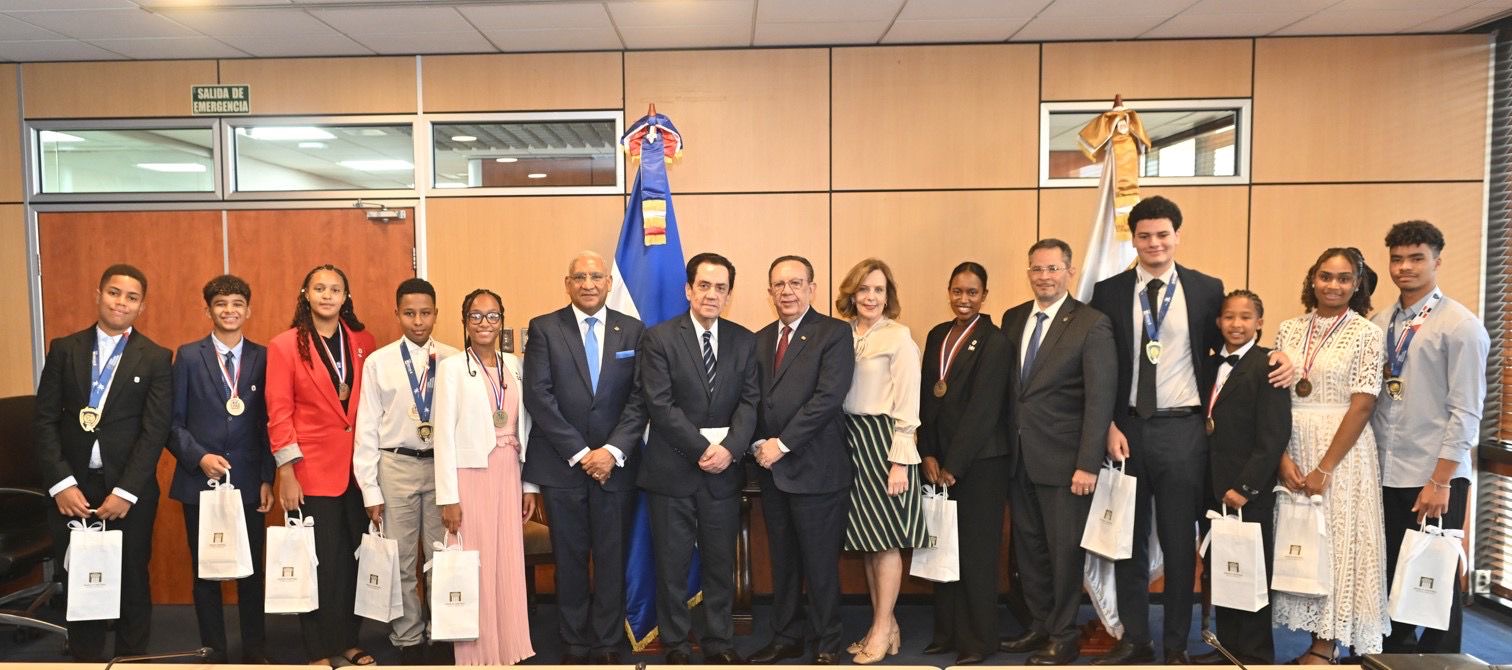 Valdez Albizu recibió la visita de su excelencia, embajador Tony Raful y estudiantes meritorios de origen dominicano en España