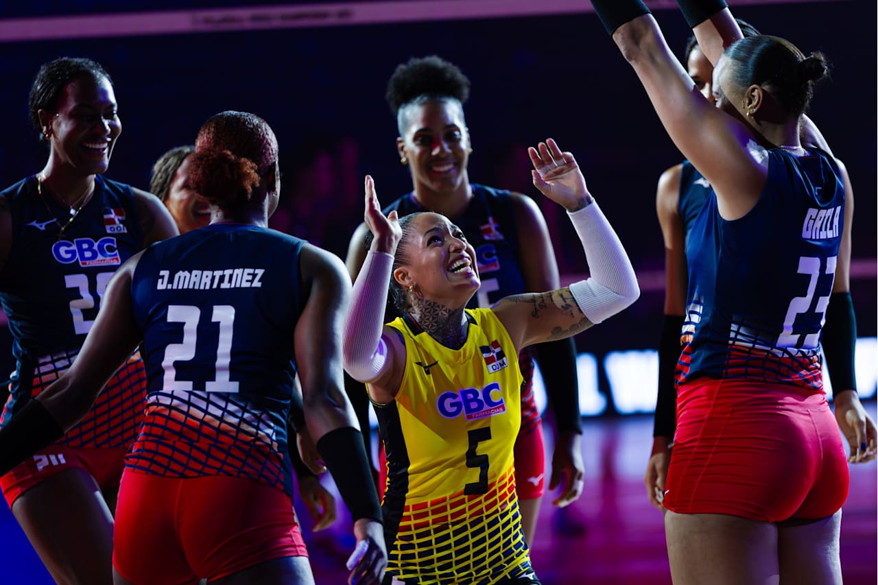 Las dominicanas celebran su avance a la segunda ronda del Mundial de Voleibol.