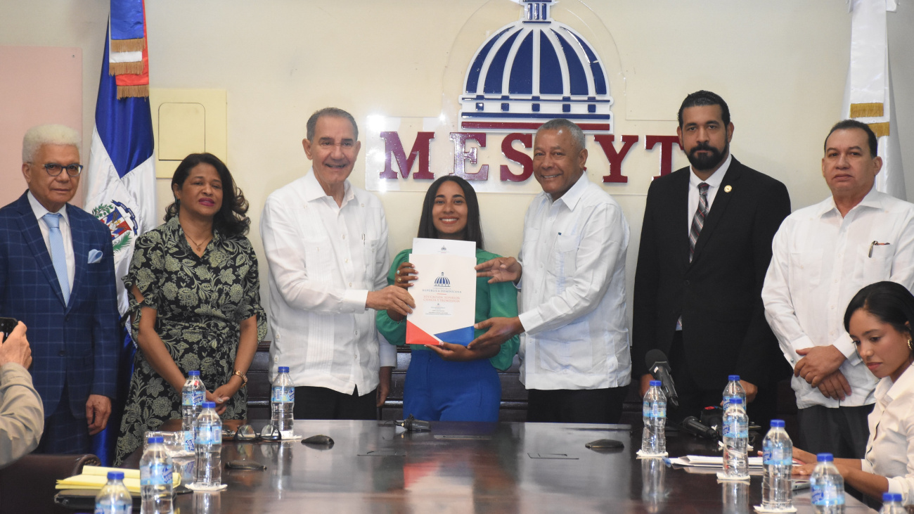 Mescyt entrega 13 becas internacionales para especialidades médicas en Cuba, enfocadas en carreras STEAM