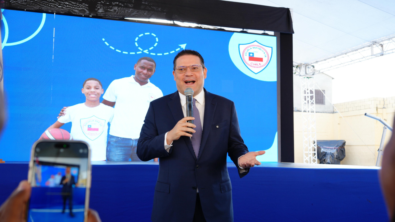 Sanz Lovatón llama a las aulas a más de 2 millones de estudiantes en primer día oficial de clases