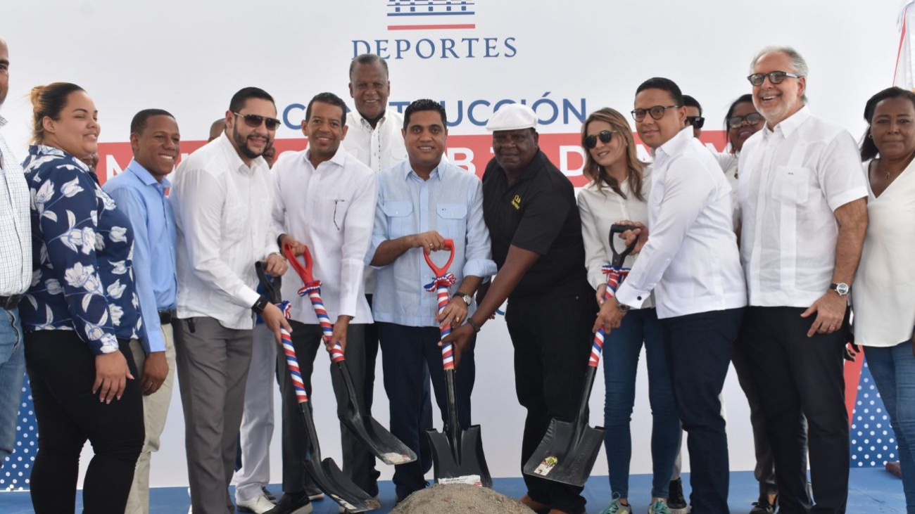 Ministro de Deportes  da primer picazo para la construcción del multiusos del Club 30 de Mayo