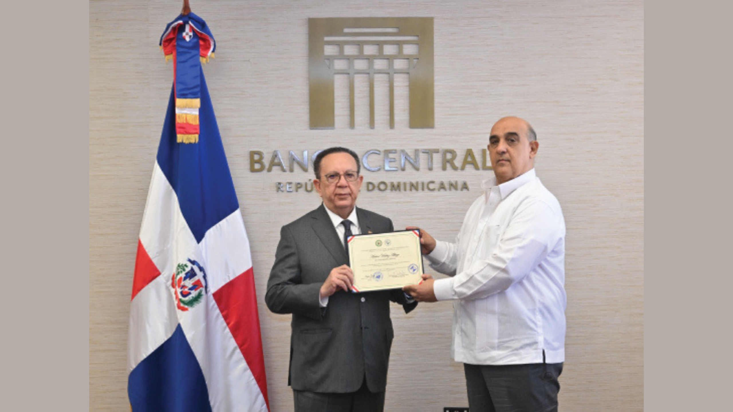 Gobernador Valdez Albizu recibe un reconocimiento del Colegio Dominicano de Economistas