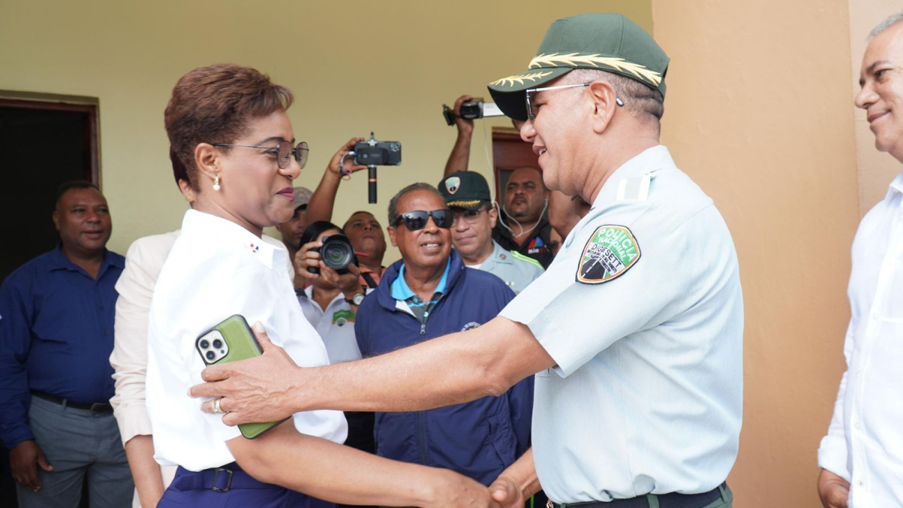 Gobernadora de La Altagracia y director de la Digesett encabezan encuentro con transportistas y comunitarios para abordar temas del tránsito en Higüey