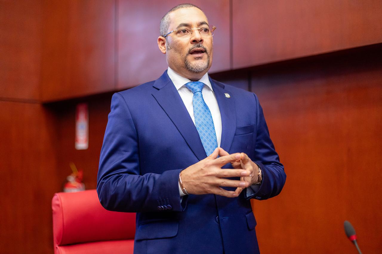 Fuerza del Pueblo designa a Eduard Espiritusanto como nuevo vocero en el Senado