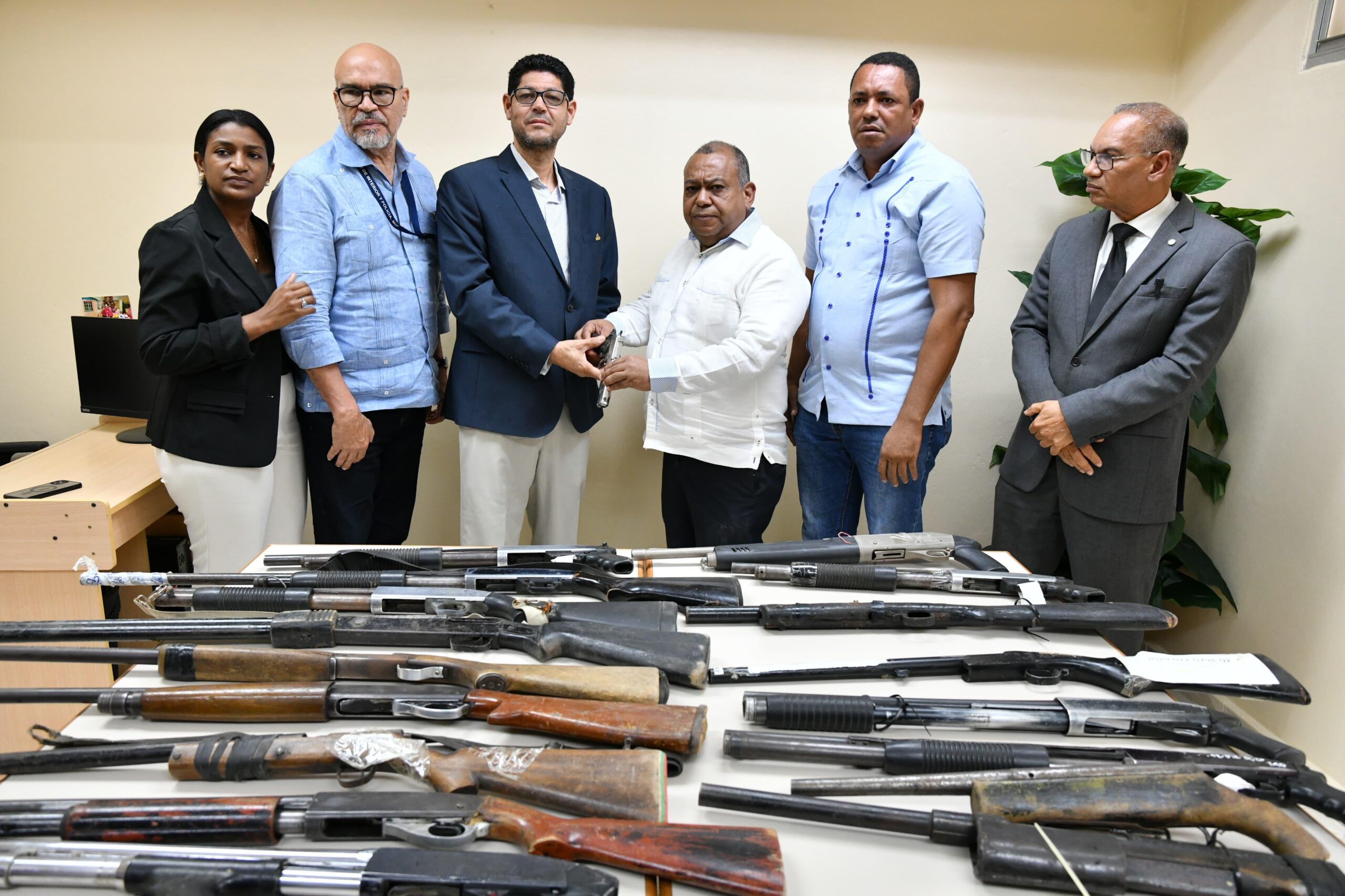 Ministerio Público y Poder Judicial entregan armas decomisadas al Ministerio de Interior y Policía