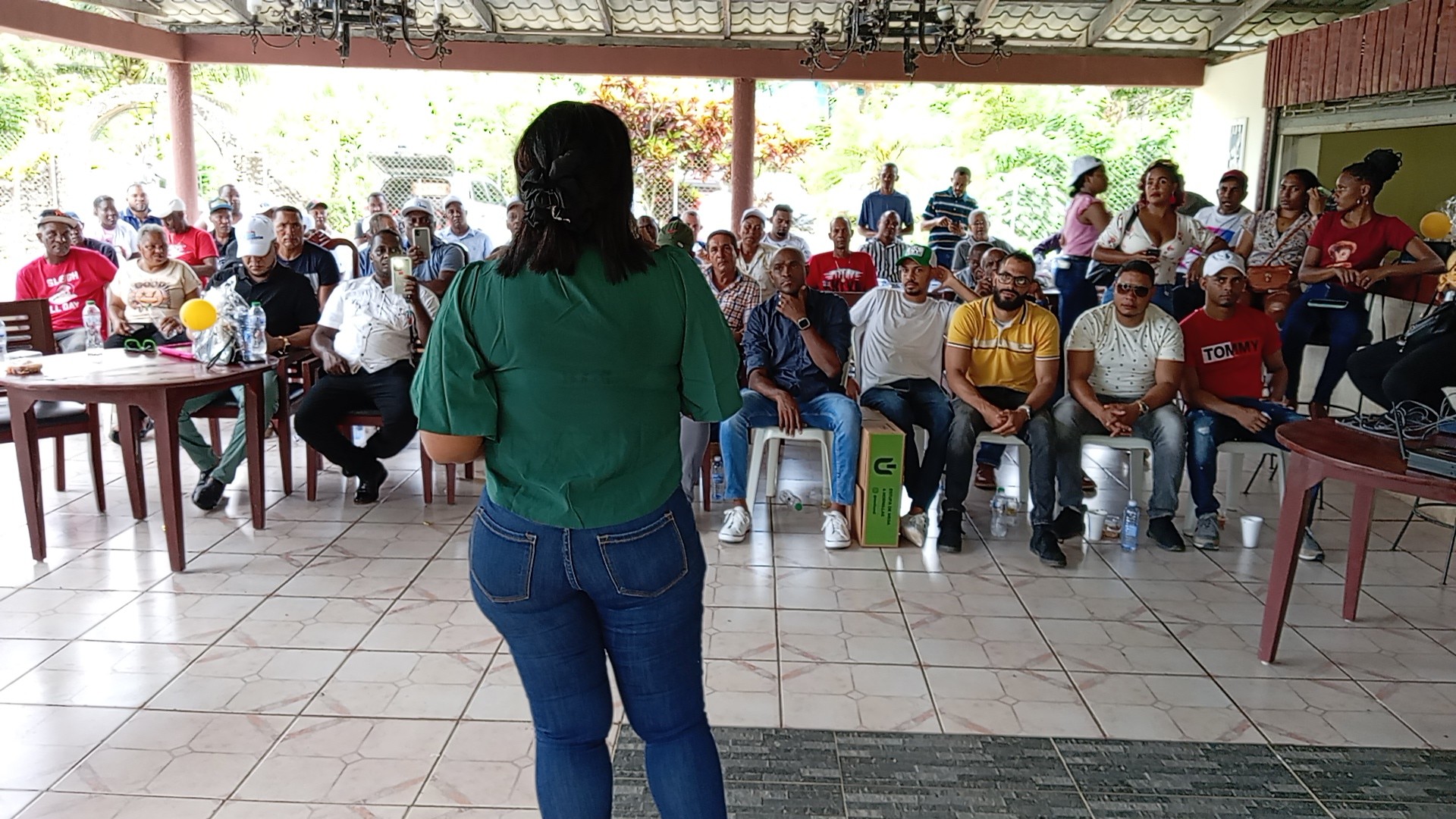 Rifa para padres en Monte Plata organizada por equipo de Yayo Sanz Lovaton