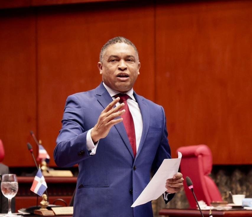 Yván Lorenzo: "Promulgación del nuevo Código Penal sin causales es una burla a la dignidad de la mujer dominicana"