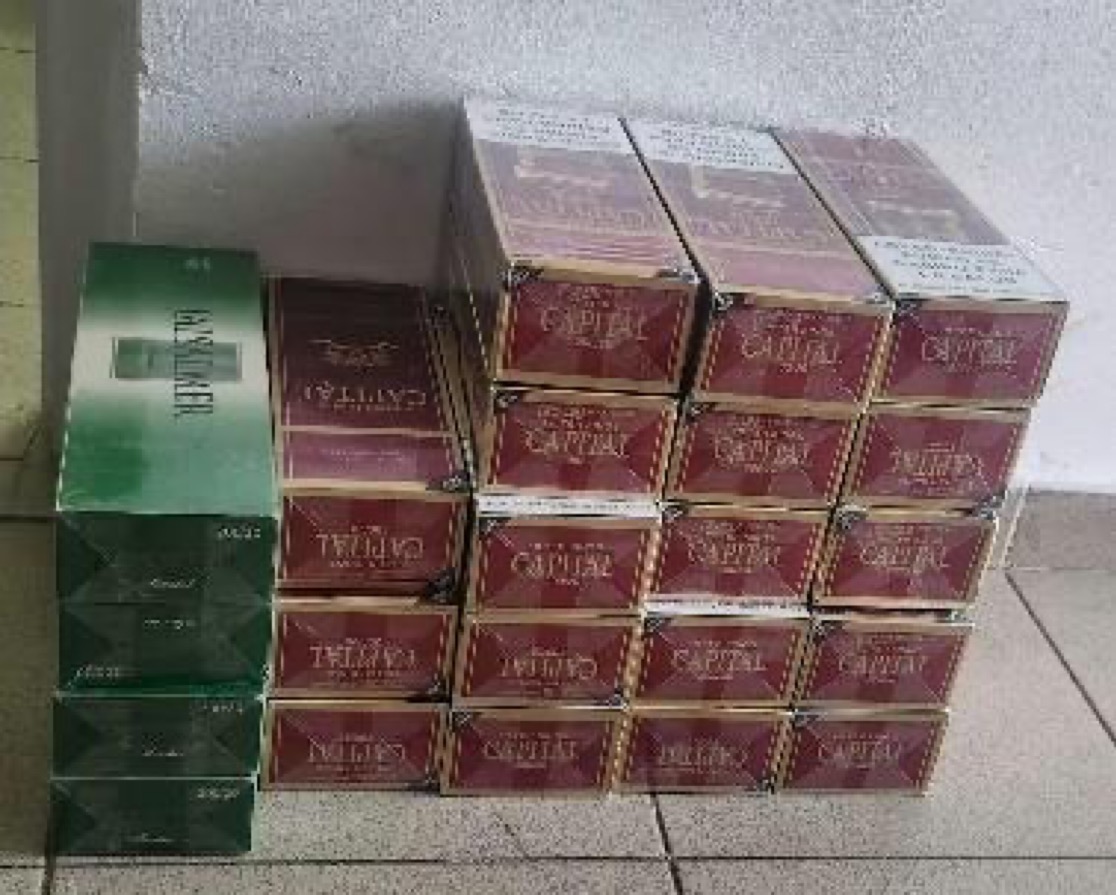 Policía incauta 4,400 unidades de cigarrillos de contrabando y RD$66,000 en efectivo