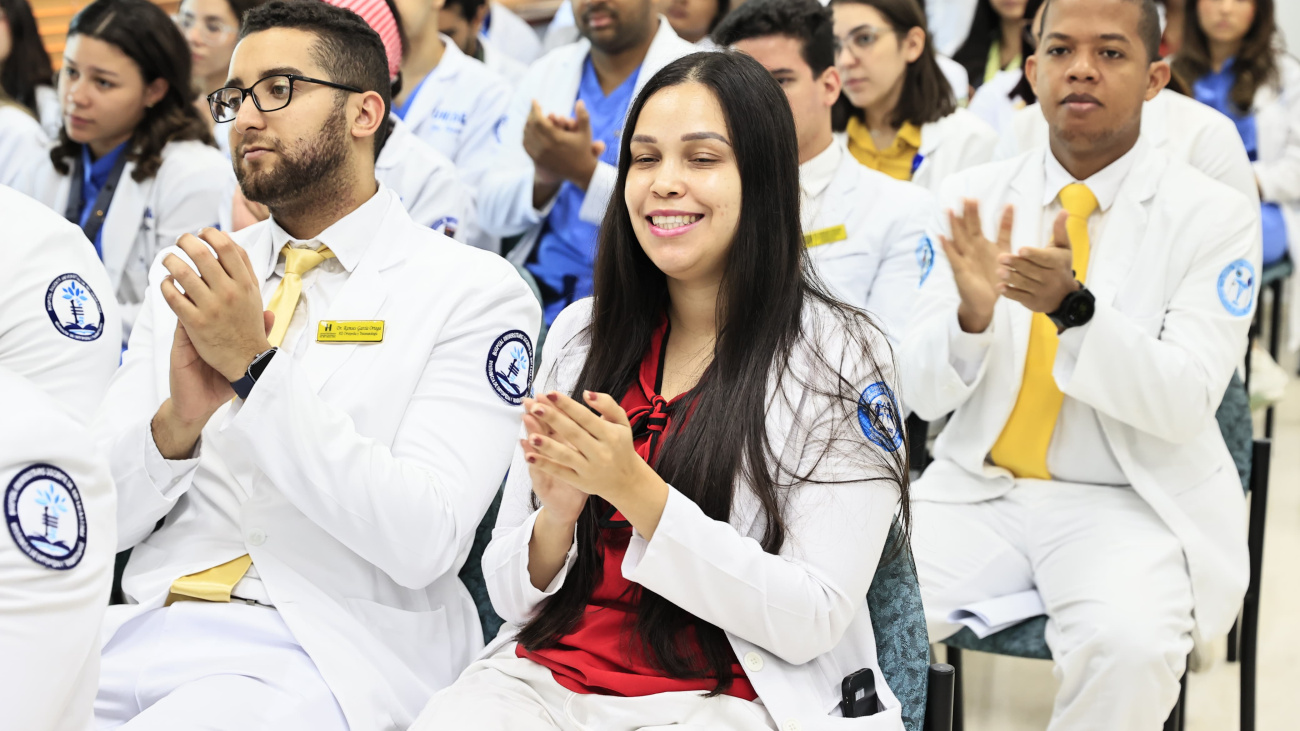 SNS reconoce labor de médicos y destaca avances alcanzados en su beneficio