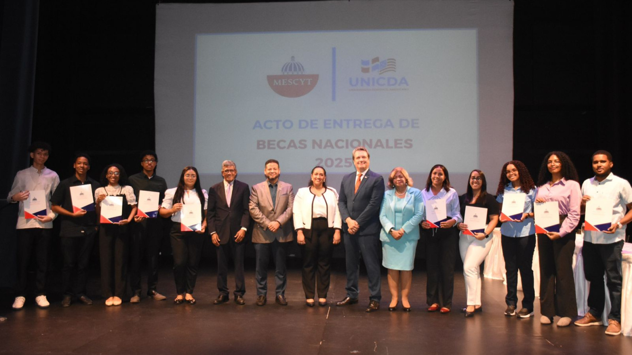 Mescyt otorga becas a estudiantes de la Universidad Domínico-Americano y de Ucateba