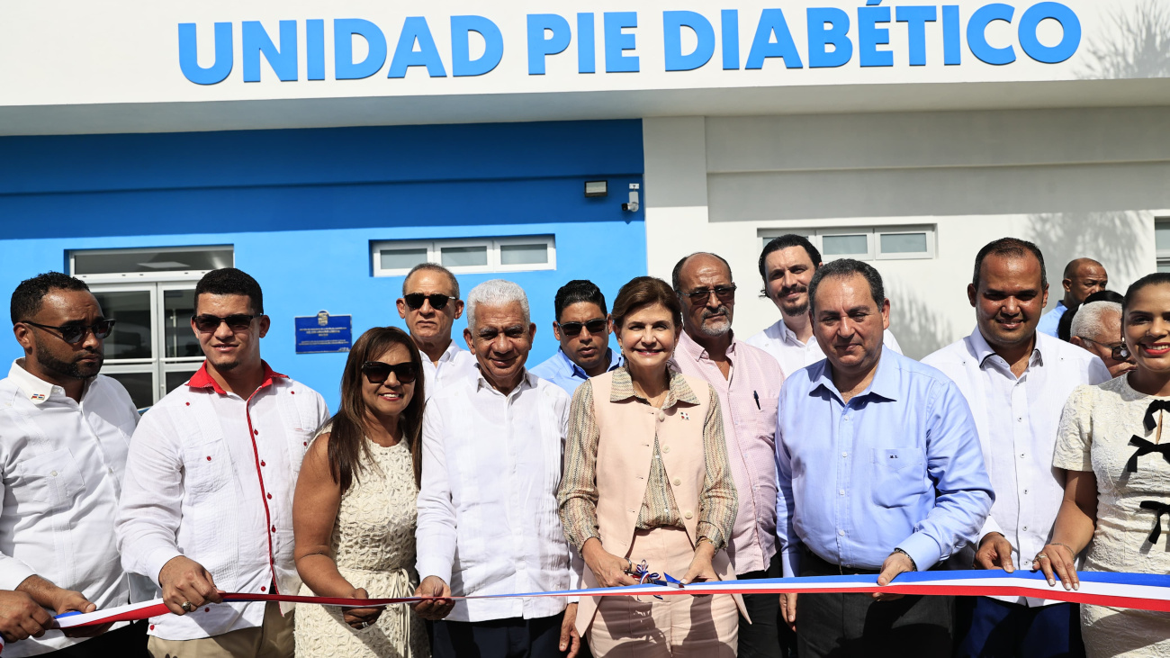 Vicepresidenta Raquel Peña inaugura remozamiento general y ampliación de la Emergencia del hospital de Cenoví