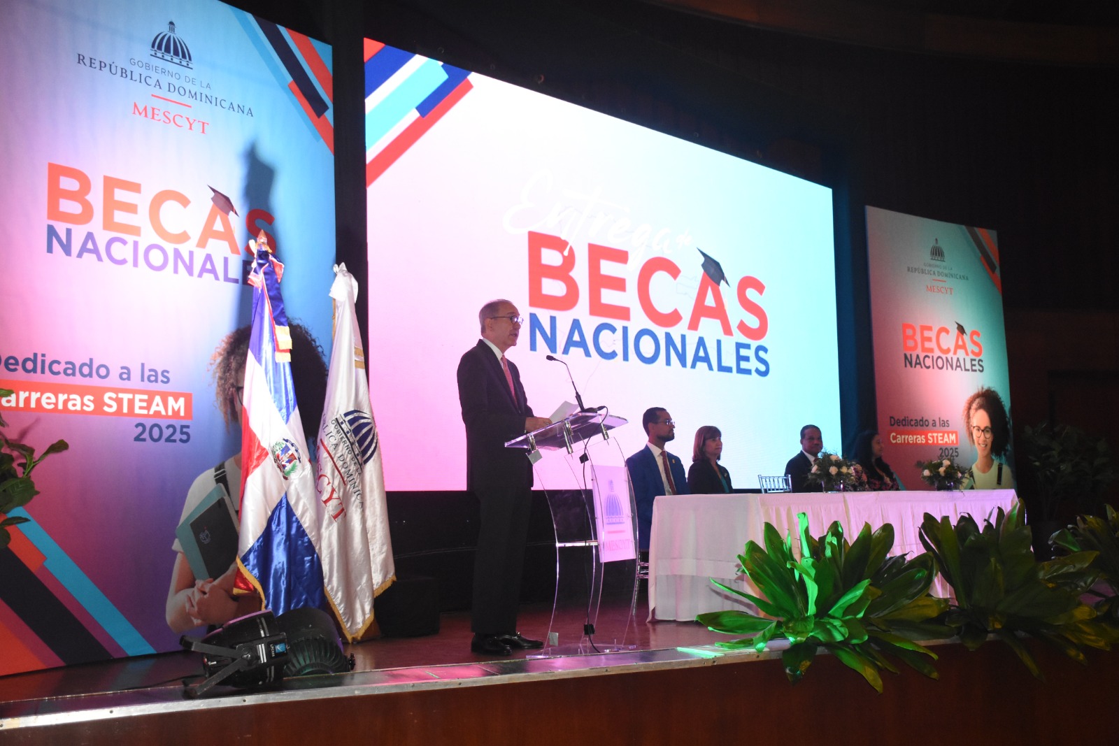 Mescyt entrega 8,000 becas nacionales con énfasis en carreras STEM