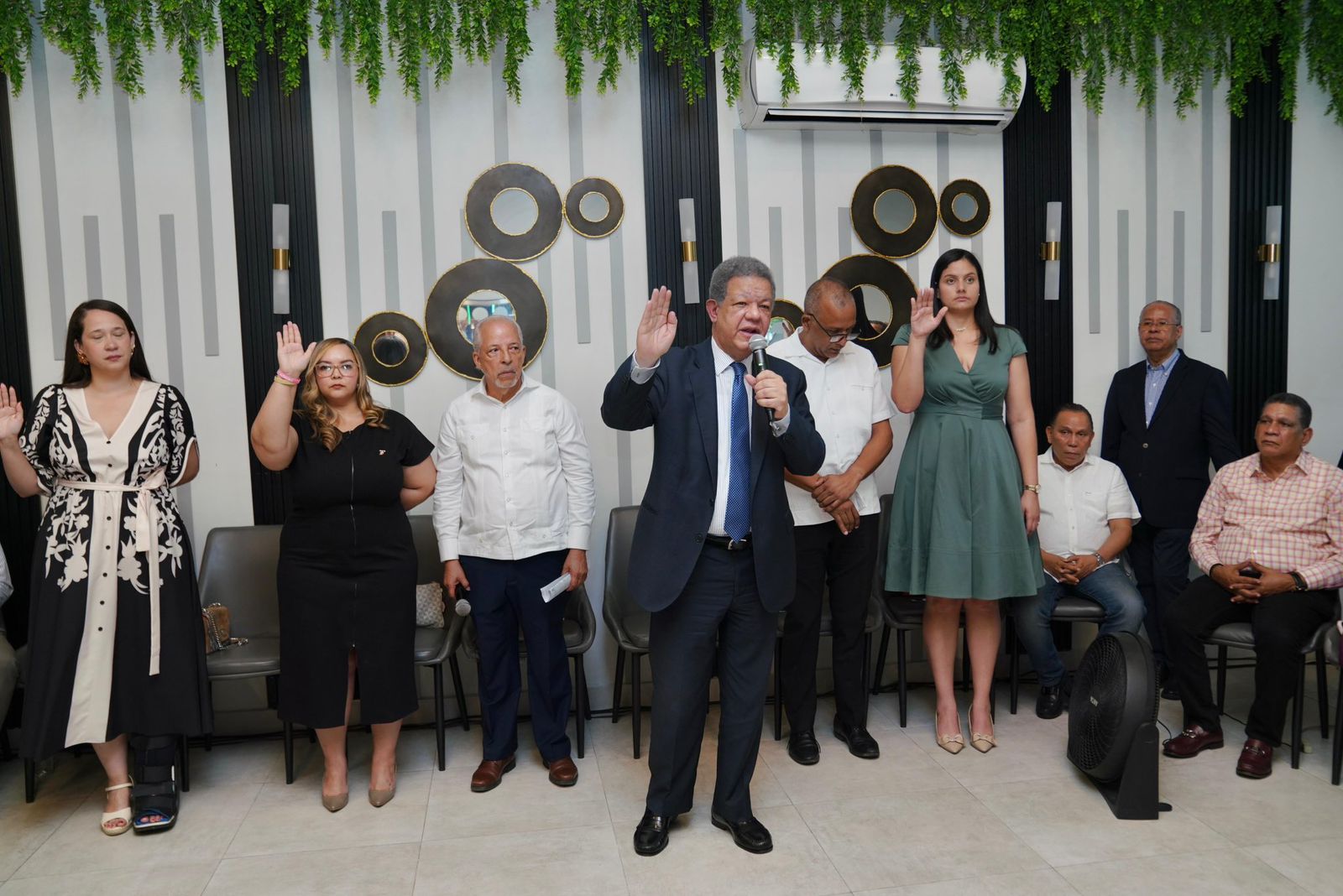 Leonel Fernández afirma Fuerza del Pueblo supera al oficialismo en preferencias; juramenta médicos y profesionales en La Vega