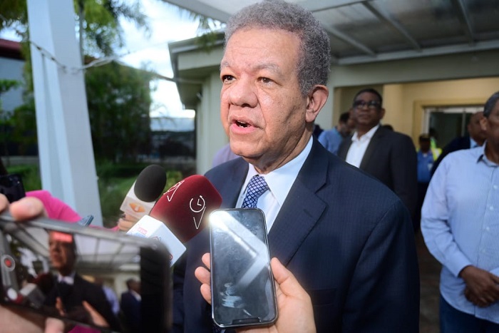 Leonel Fernández califica como “fracaso” el reconocimiento de Abinader sobre la desaceleración económica