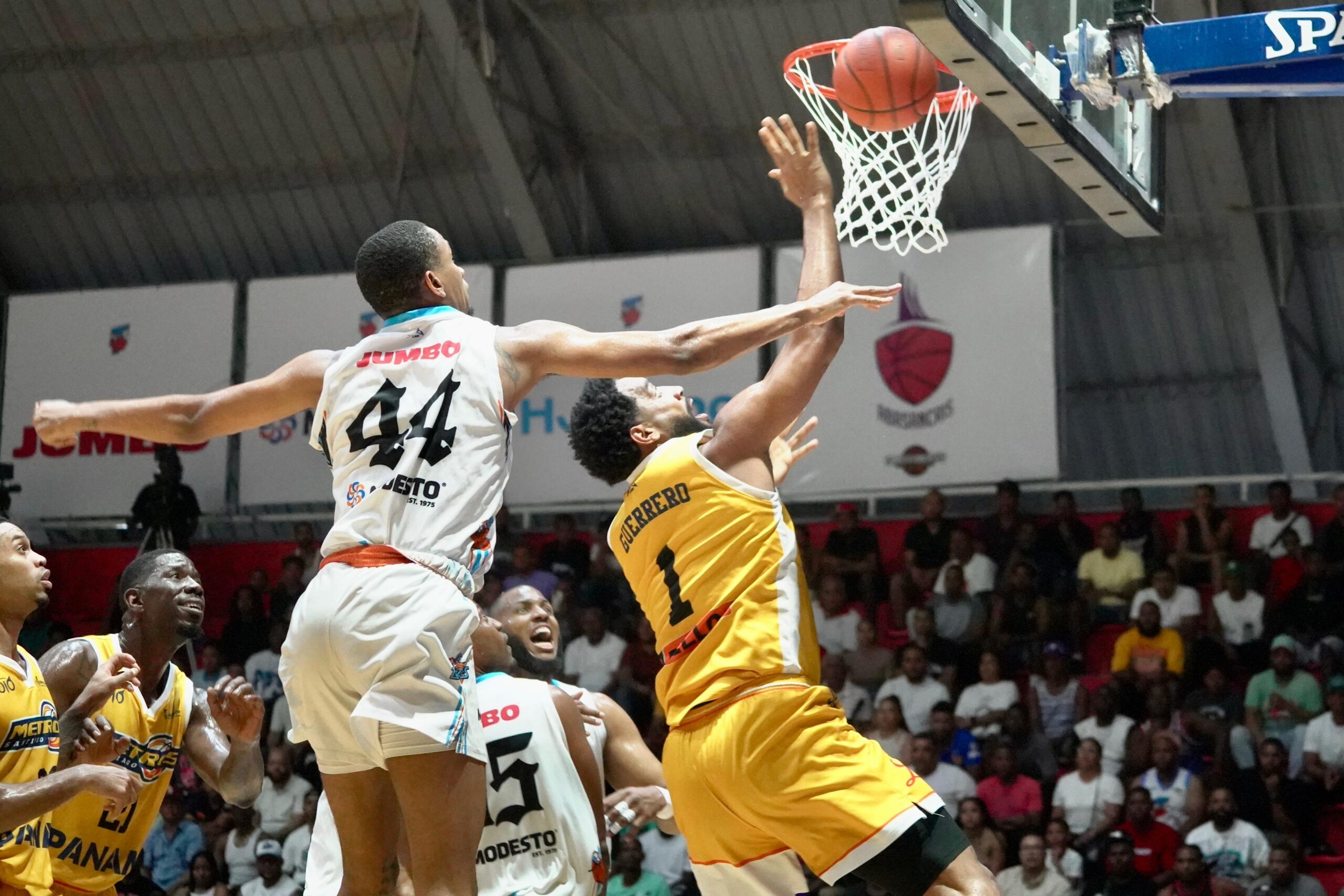 Titanes vencen a los Metros y colocan 2-0 la serie final