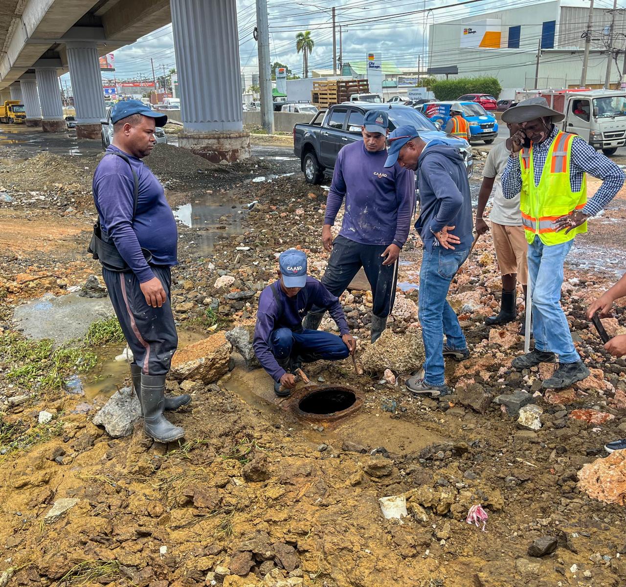 CAASD trabaja en corrección de avería provocada por excavaciones del Metro, mantiene limitado servicio de agua potable