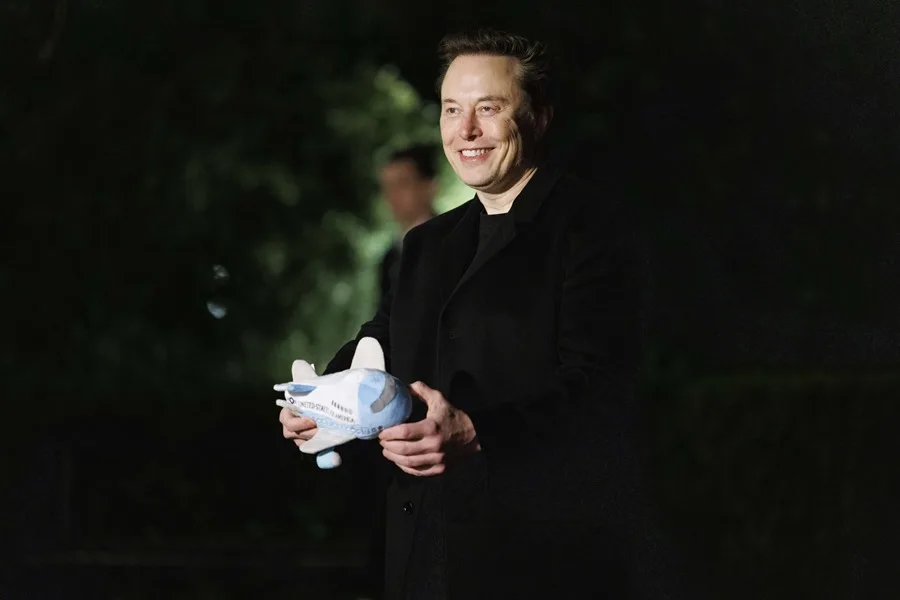 Musk y Altman se enzarzan en X acerca de la libre competencia de sus empresas en Apple