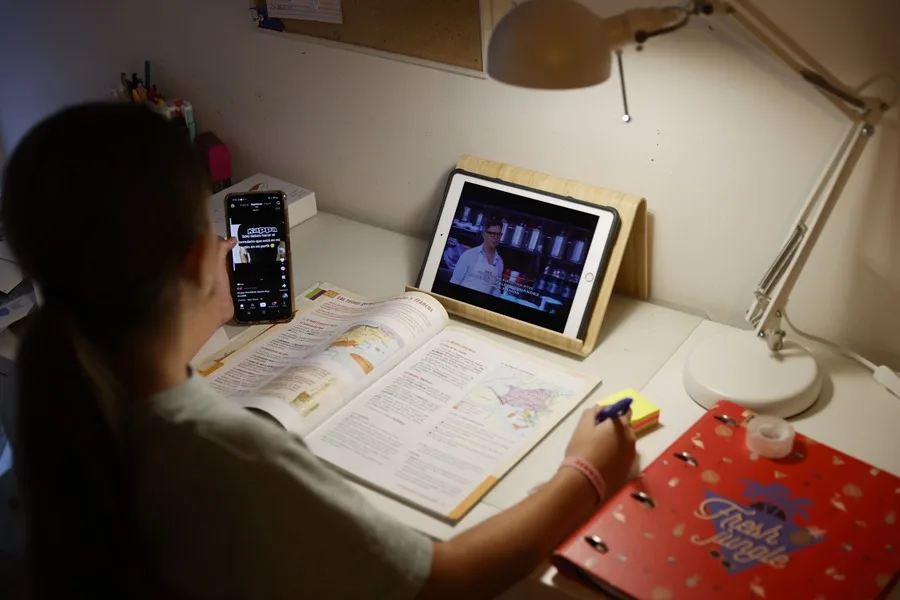 El estrés digital aboca a los jóvenes a un menor rendimiento académico: ¿en qué consiste?