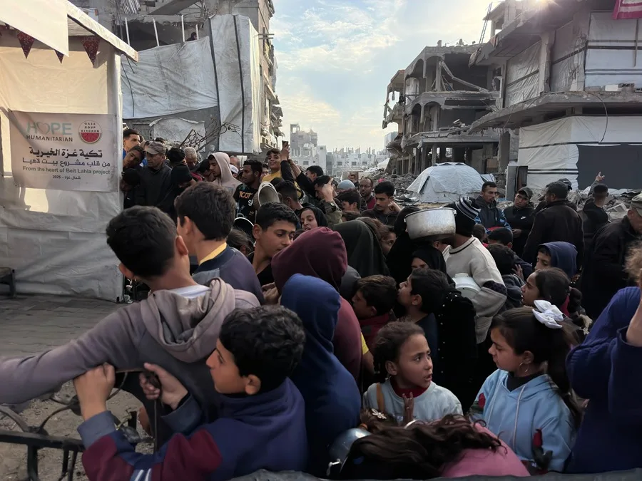 Israel mata a ocho palestinos mientras trataban de recibir comida en Gaza este sábado