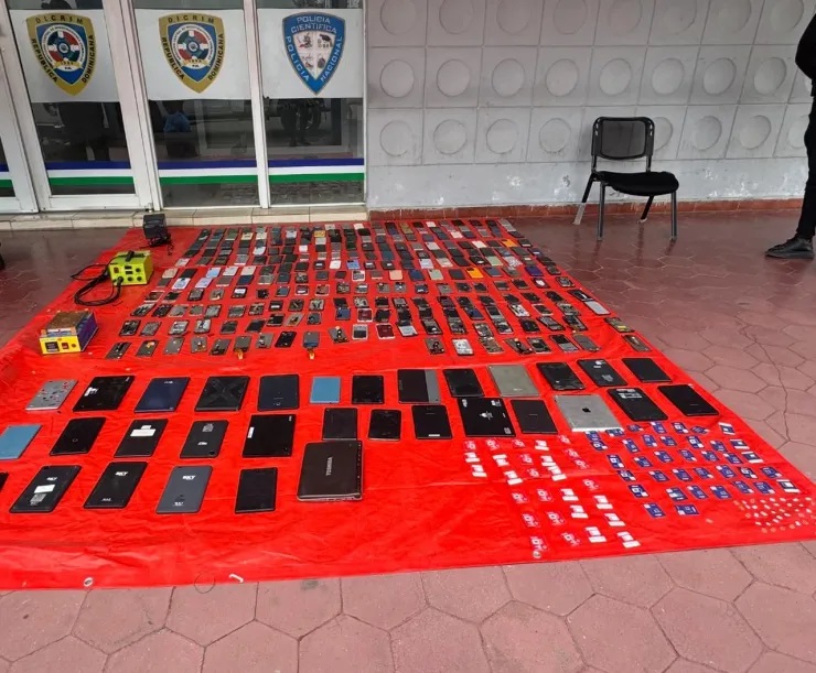 Allanan centro de acopio de equipos robados en Santiago y ocupan más de 400 dispositivos