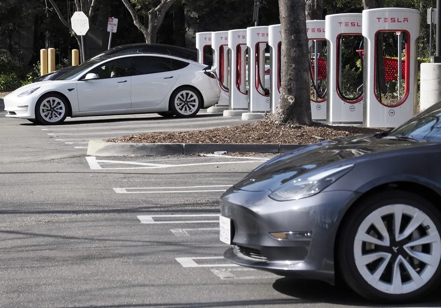 Elon Musk anuncia que Tesla puede lanzar en septiembre un nuevo modelo avanzado del FSD