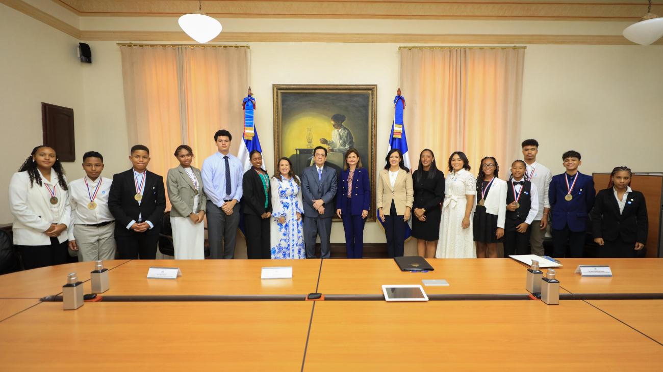 Vicepresidenta Raquel Peña recibe a los estudiantes dominicanos residentes en España galardonados con el Premio al Mérito Escolar 2025