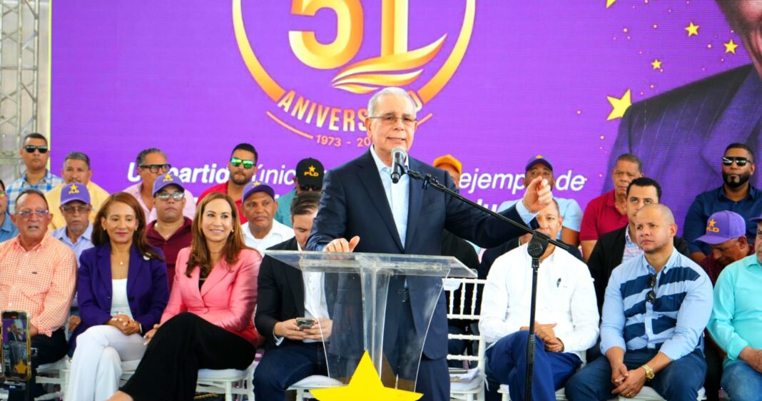 Danilo Medina califica como criminal abandono de 11 mil aulas y retroceso en la Tanda Extendida