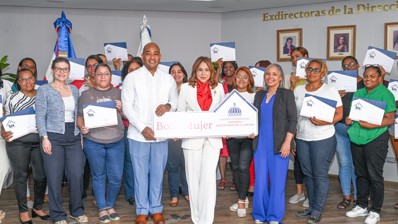 Ministerio de la Mujer entrega RD 10,097,500.00 millones en Bono Mujer a 41 beneficiarias