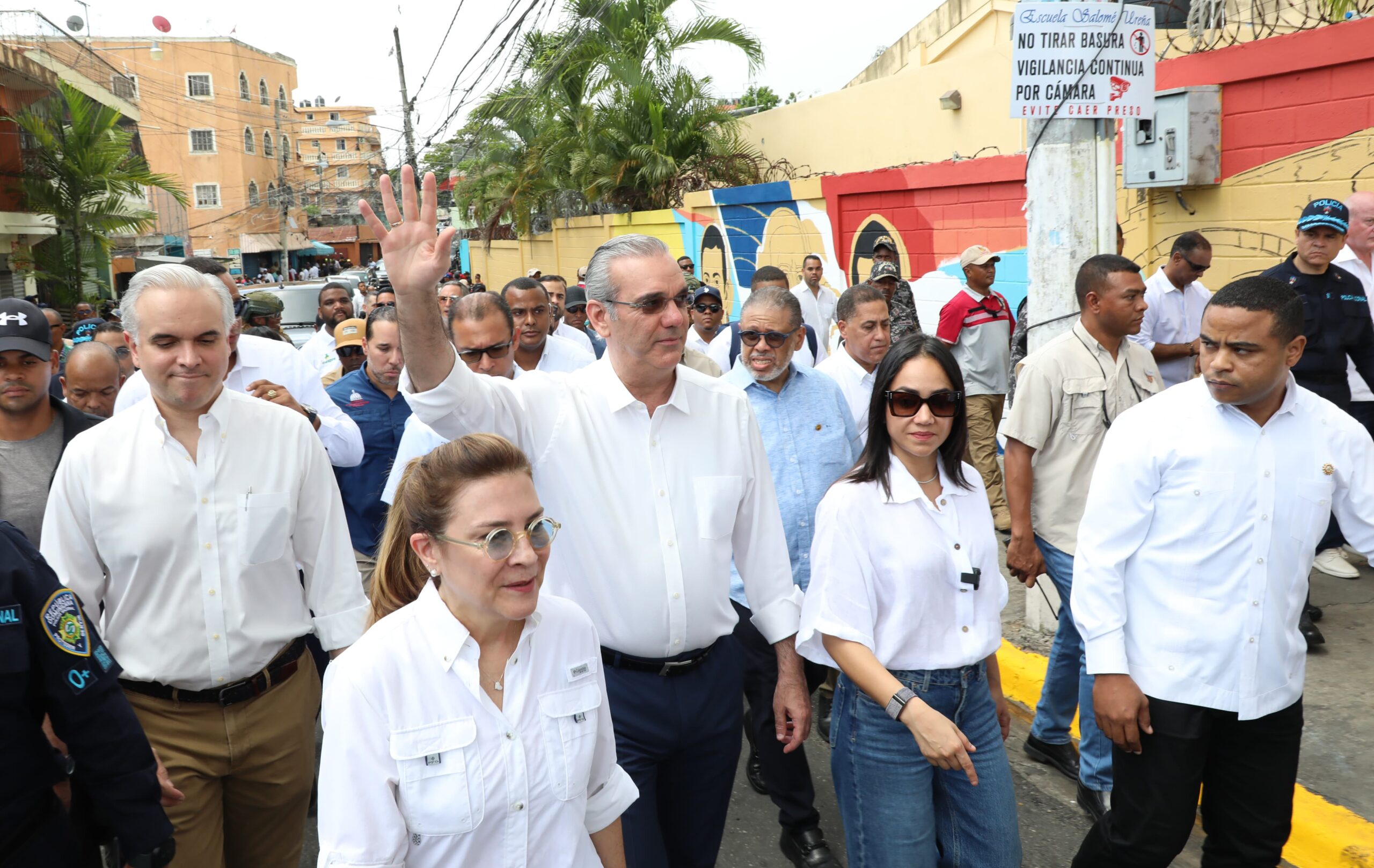 Presidente Abinader visita el barrio Capotillo y dice que quiere cambiar su imagen