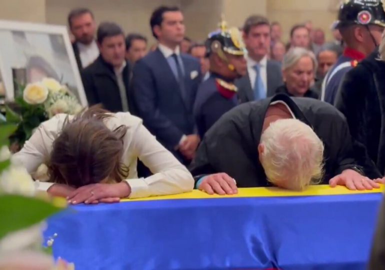 Dolor en el Capitolio: esposa y padre de Miguel Uribe Turbay lloran desconsolados junto a su féretro