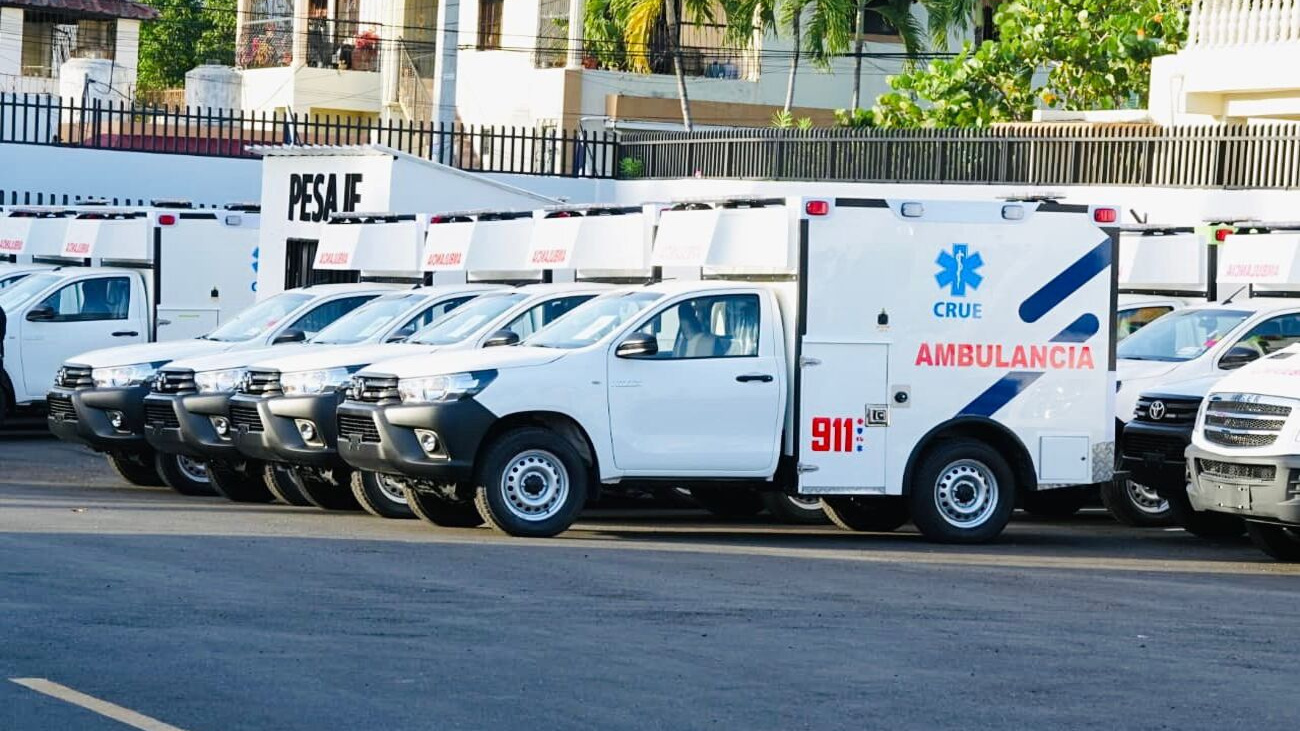 Primera entrega de ambulancias ensambladas por la Industria Militar Dominicana marca avance en autosuficiencia